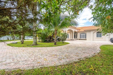 House in Miami, Florida 5 bedrooms, 312.8 sq.m. № 2285095 - photo 3