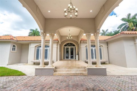 House in Miami, Florida 5 bedrooms, 312.8 sq.m. № 2285095 - photo 7