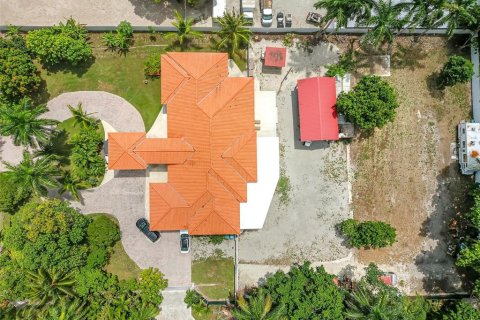 House in Miami, Florida 5 bedrooms, 312.8 sq.m. № 2285095 - photo 16