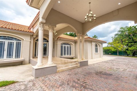 House in Miami, Florida 5 bedrooms, 312.8 sq.m. № 2285095 - photo 9