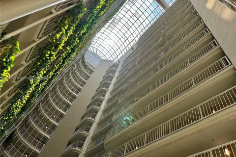 Condo in Miami, Florida, 1 bedroom  № 2088109 - photo 25