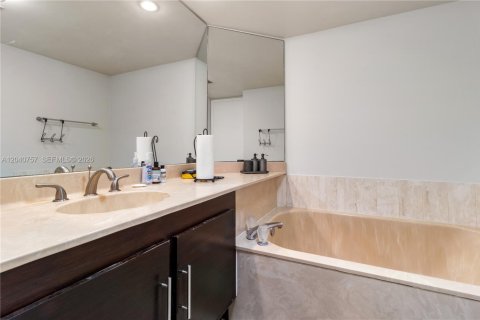 Condo in Miami, Florida, 1 bedroom  № 2088109 - photo 21