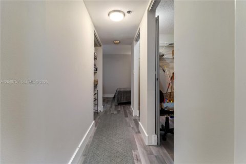 Condo in Miami, Florida, 1 bedroom  № 2088109 - photo 18