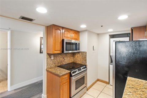 Condo in Miami, Florida, 1 bedroom  № 2088109 - photo 13