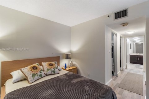 Condo in Miami, Florida, 1 bedroom  № 2088109 - photo 17