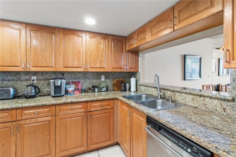 Condo in Miami, Florida, 1 bedroom  № 2088109 - photo 12