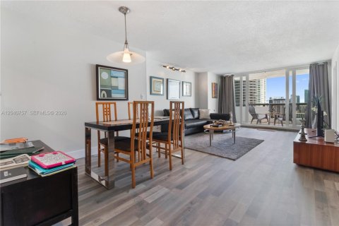 Condo in Miami, Florida, 1 bedroom  № 2088109 - photo 2