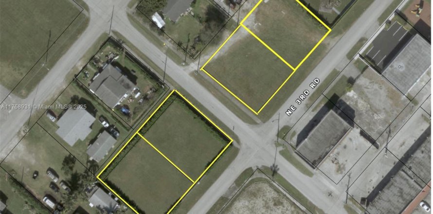 Commercial property in Homestead, Florida № 1860356