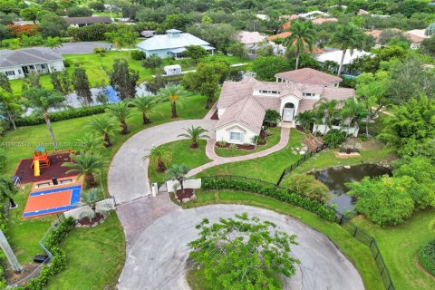 Villa ou maison à vendre à Southwest Ranches, Floride: 8 chambres, 341.04 m2 № 1940407 - photo 1