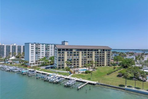 Condo in Clearwater, Florida, 2 bedrooms № 2093279 - photo 2