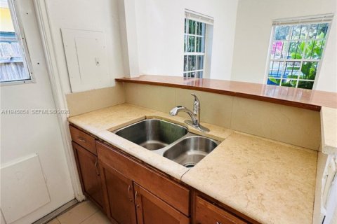 Villa ou maison à louer à Miami, Floride: 1 chambre, 48.77 m2 № 2002145 - photo 8
