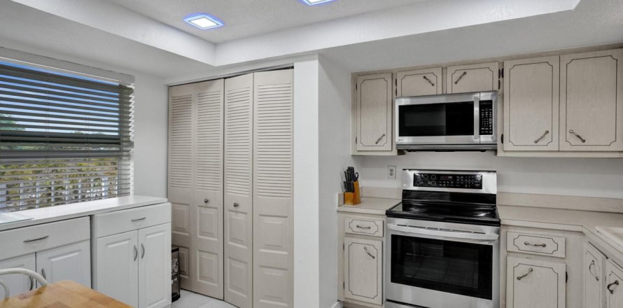 Condo in Margate, Florida, 2 bedrooms № 1216377