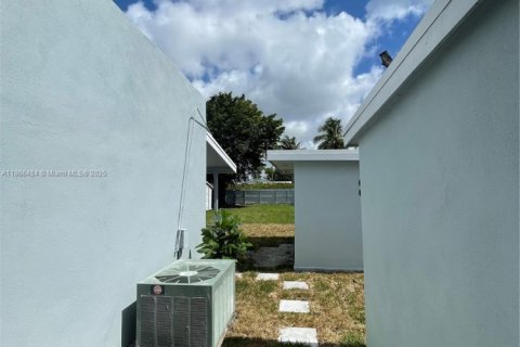 Villa ou maison à vendre à Miami, Floride: 3 chambres, 142.88 m2 № 1979292 - photo 24