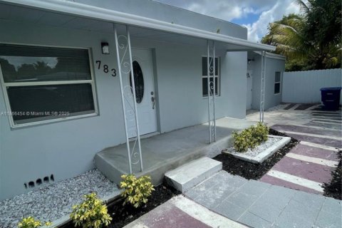 Villa ou maison à vendre à Miami, Floride: 3 chambres, 142.88 m2 № 1979292 - photo 1