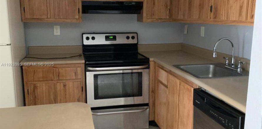 Кондоминиум с 2 спальнями в Майами, Флорида № 1982872