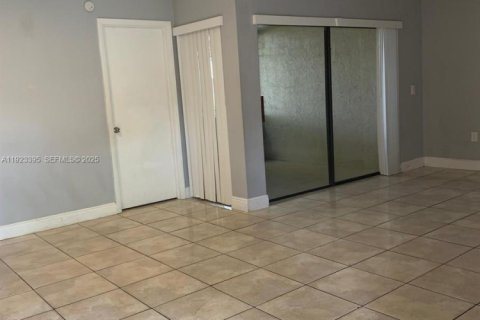 Снять в аренду кондоминиум в Майами, Флорида 2 спальни, 90.86м2, № 1982872 - фото 2