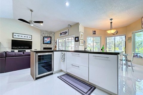 Купить виллу или дом в Корал-Спрингс, Флорида 5 спален, 200.85м2, № 1979420 - фото 13