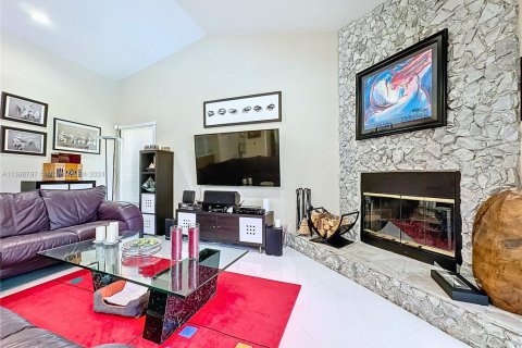 Купить виллу или дом в Корал-Спрингс, Флорида 5 спален, 200.85м2, № 1979420 - фото 16