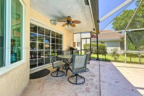 Купить виллу или дом в Корал-Спрингс, Флорида 5 спален, 200.85м2, № 1979420 - фото 20