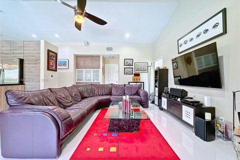 Купить виллу или дом в Корал-Спрингс, Флорида 5 спален, 200.85м2, № 1979420 - фото 15