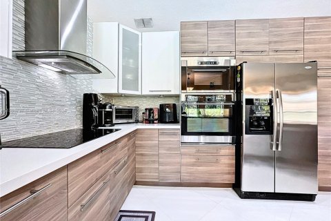 Купить виллу или дом в Корал-Спрингс, Флорида 5 спален, 200.85м2, № 1979420 - фото 12