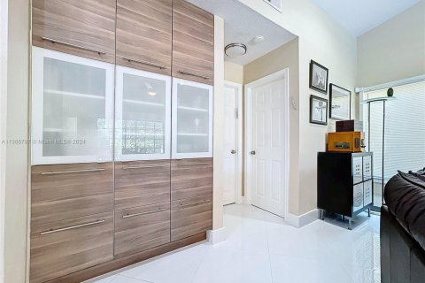 Купить виллу или дом в Корал-Спрингс, Флорида 5 спален, 200.85м2, № 1979420 - фото 17