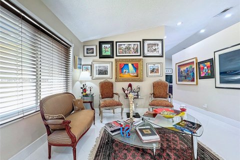 Купить виллу или дом в Корал-Спрингс, Флорида 5 спален, 200.85м2, № 1979420 - фото 2