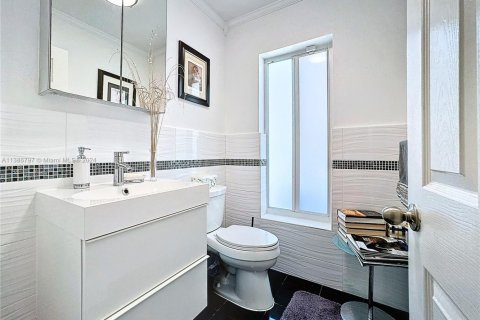 Купить виллу или дом в Корал-Спрингс, Флорида 5 спален, 200.85м2, № 1979420 - фото 18