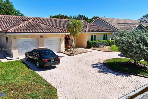 Купить виллу или дом в Корал-Спрингс, Флорида 5 спален, 200.85м2, № 1979420 - фото 1