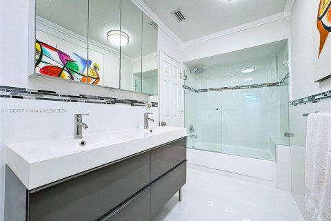 Купить виллу или дом в Корал-Спрингс, Флорида 5 спален, 200.85м2, № 1979420 - фото 7