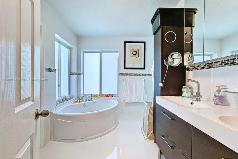 Купить виллу или дом в Корал-Спрингс, Флорида 5 спален, 200.85м2, № 1979420 - фото 5