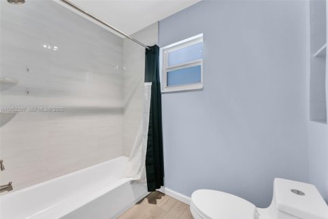 Villa ou maison à vendre à Miami, Floride: 4 chambres, 186.55 m2 № 2008690 - photo 24