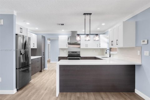 Villa ou maison à vendre à Miami, Floride: 4 chambres, 186.55 m2 № 2008690 - photo 9