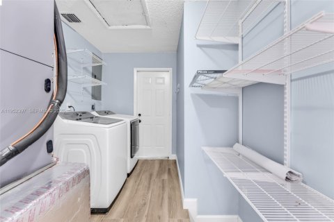 Villa ou maison à vendre à Miami, Floride: 4 chambres, 186.55 m2 № 2008690 - photo 13