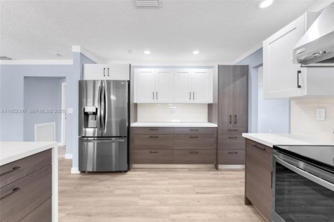 Villa ou maison à vendre à Miami, Floride: 4 chambres, 186.55 m2 № 2008690 - photo 12