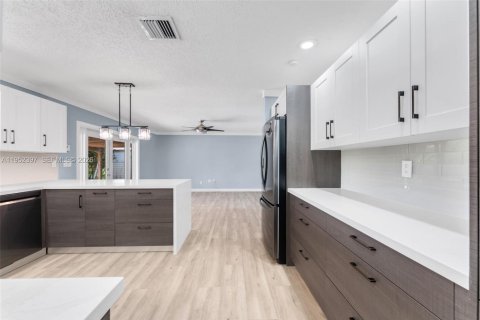 Villa ou maison à vendre à Miami, Floride: 4 chambres, 186.55 m2 № 2008690 - photo 7