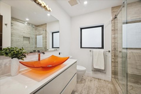 House in North Miami, Florida 4 bedrooms, 229.47 sq.m. № 2008341 - photo 14