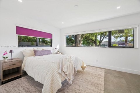 House in North Miami, Florida 4 bedrooms, 229.47 sq.m. № 2008341 - photo 12