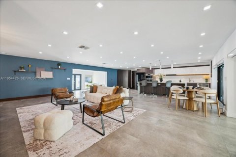 House in North Miami, Florida 4 bedrooms, 229.47 sq.m. № 2008341 - photo 23