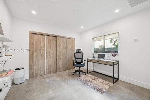 House in North Miami, Florida 4 bedrooms, 229.47 sq.m. № 2008341 - photo 13