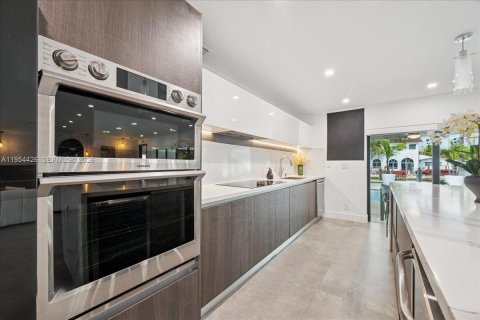 House in North Miami, Florida 4 bedrooms, 229.47 sq.m. № 2008341 - photo 25