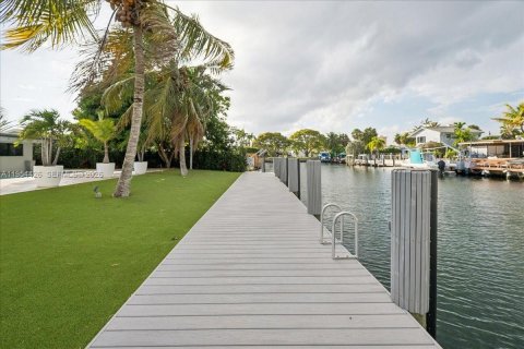 House in North Miami, Florida 4 bedrooms, 229.47 sq.m. № 2008341 - photo 6