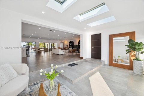 House in North Miami, Florida 4 bedrooms, 229.47 sq.m. № 2008341 - photo 9