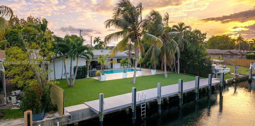 House in North Miami, Florida 4 bedrooms, 229.47 sq.m. № 2008341
