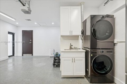 House in North Miami, Florida 4 bedrooms, 229.47 sq.m. № 2008341 - photo 30