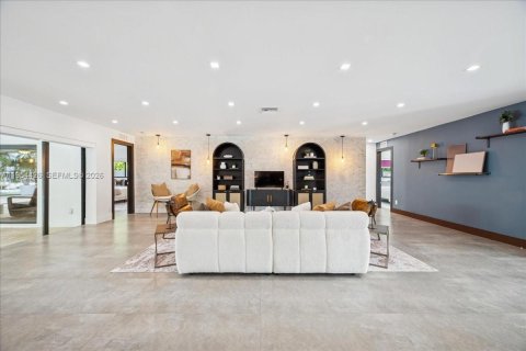 House in North Miami, Florida 4 bedrooms, 229.47 sq.m. № 2008341 - photo 21