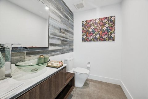 House in North Miami, Florida 4 bedrooms, 229.47 sq.m. № 2008341 - photo 11