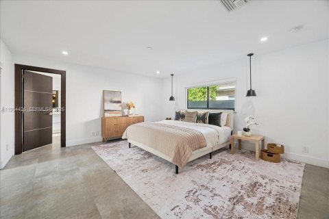 House in North Miami, Florida 4 bedrooms, 229.47 sq.m. № 2008341 - photo 15