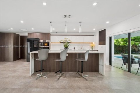 House in North Miami, Florida 4 bedrooms, 229.47 sq.m. № 2008341 - photo 24