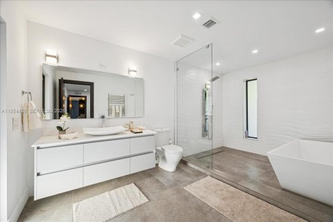 House in North Miami, Florida 4 bedrooms, 229.47 sq.m. № 2008341 - photo 19